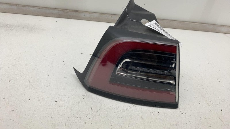 1077399 ⭕ 2017-2022 Tesla Model 3 Rear Exterior Taillight Outer Tail Lamp Left 1077397