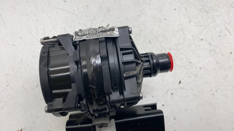PT00876686A ⭕ 2025 Rivian R1S Engine Coolant Auxiliary Water Pump w/ Bracket PT00876686-A