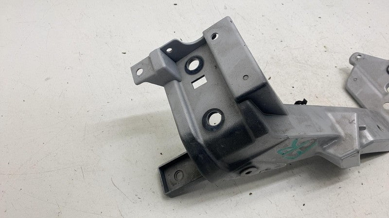 31688245 ⭕ 2021-2023 Polestar 2 Front Passenger Side Fender Mount Bracket Right 31688245