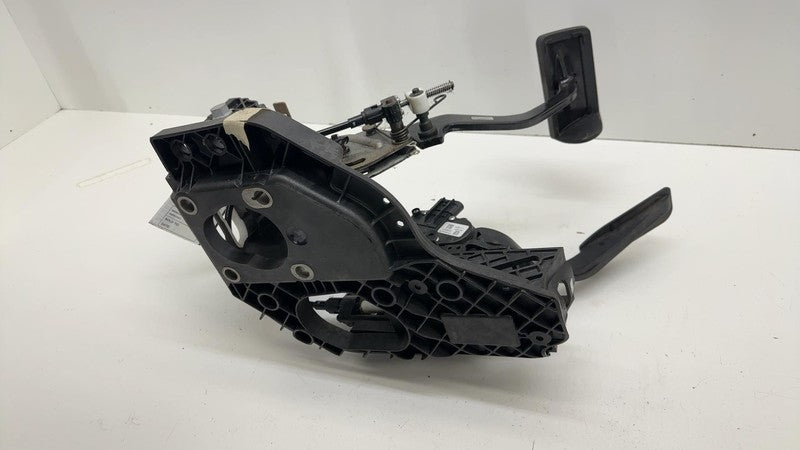 ⭕ 2016 Chevy Silverado 1500 Gas Accelerator and Brake Pedal Assembly 2