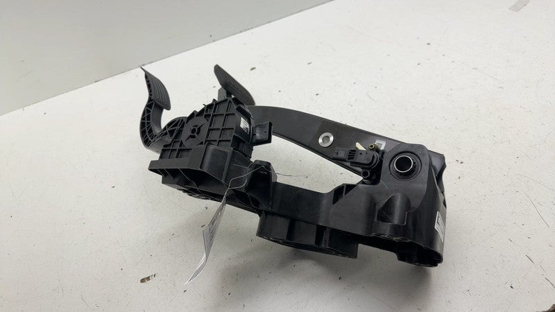 ⭕ 2025-2026 Tesla Model Y Gas Accelerator and Brake Foot Pedal Pad OEM