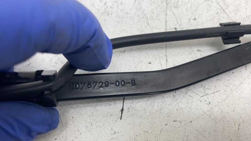 107672900B ⭕ 2017-2023 Model 3 Front Passenger Side Windshield Wiper Arm Right 1076729-00-B