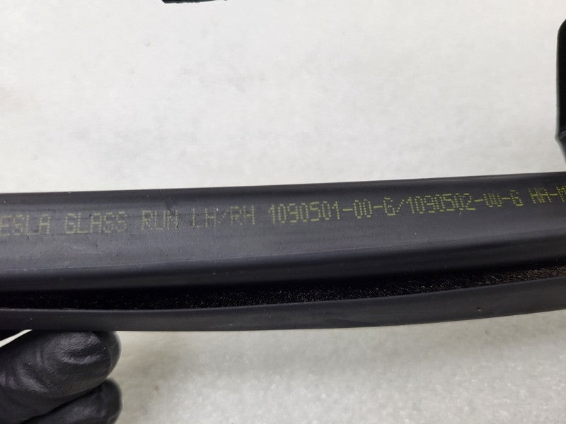 109050100G ⭕ 17-23 Tesla Model 3 Front Left Door A-Pillar Flag Glass Run Seal 1090501-00-G
