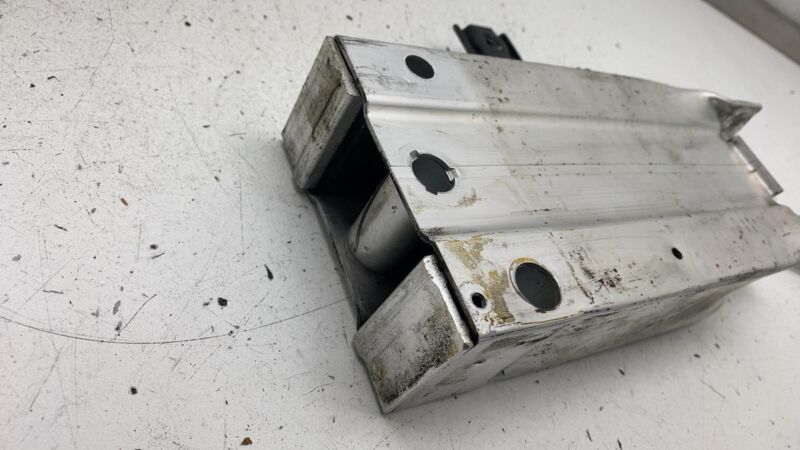 A 212 620 08 95 10-16 Mercedes E350 E-Class Front Right Bumper Reinforcement Bracket A2126200895