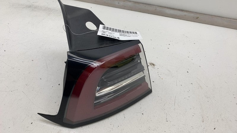 1077399 ⭕ 2017-2022 Tesla Model 3 Rear Exterior Taillight Outer Tail Lamp Left 1077397
