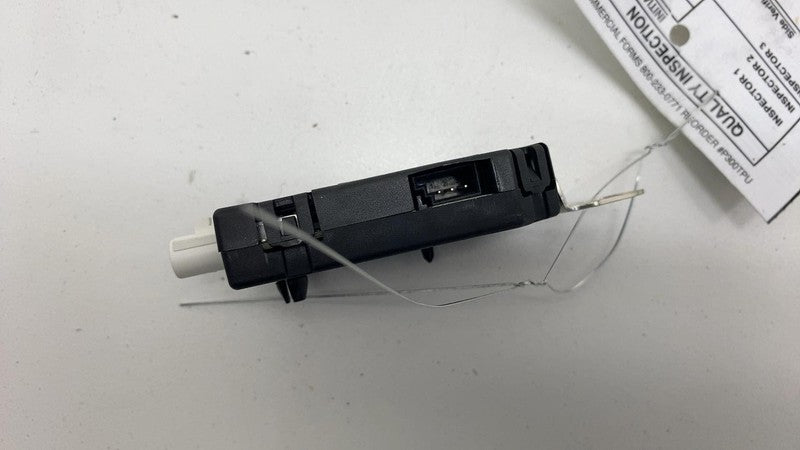 1079735 00 A 2017-2023 Tesla Model 3 Y Infotainment Antenna Amplifier AMP Radio FM Assembly