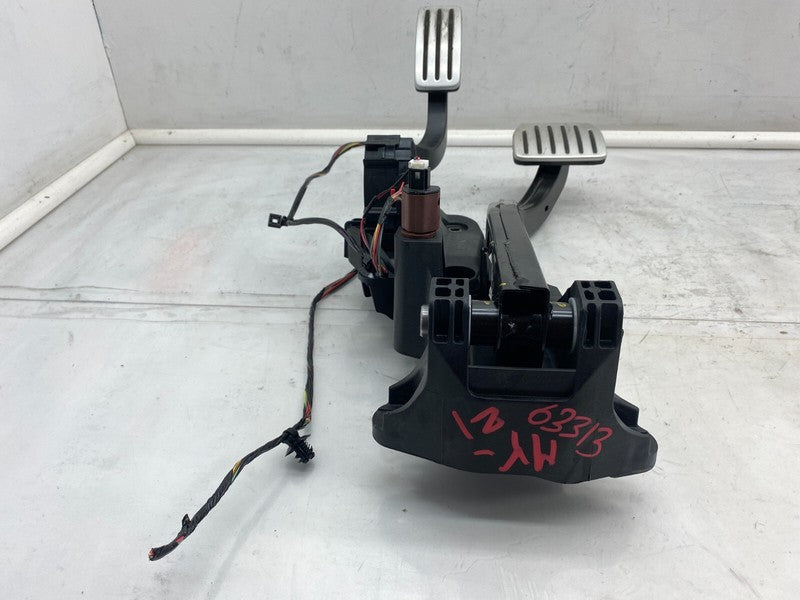 ⭕ 2020-2024 Tesla Model Y Accelerator and Brake Pedal Pad Assembly 118