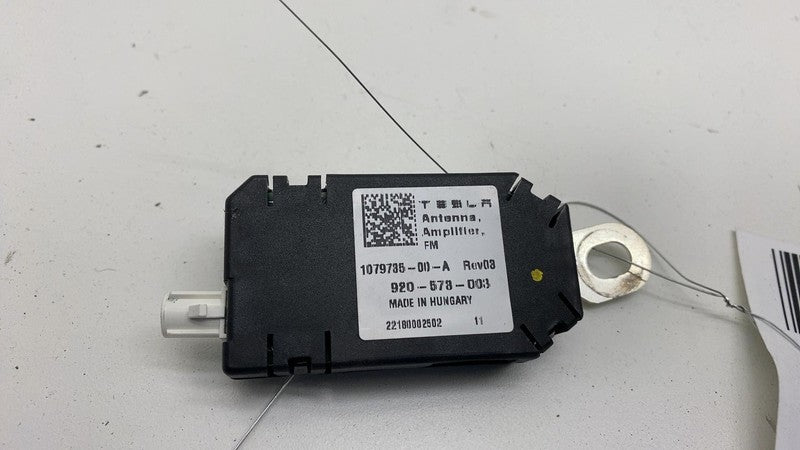 1079735 00 A 2017-2023 Tesla Model 3 Y Infotainment Antenna Amplifier AMP Radio FM Assembly