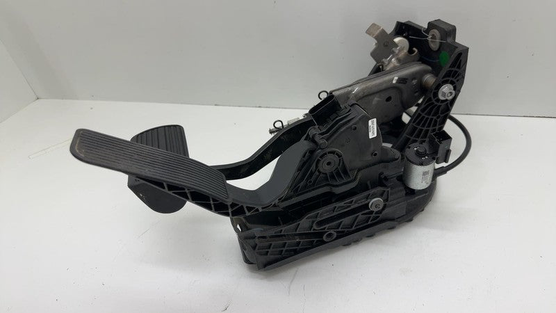 ⭕ 2016 Chevy Silverado 1500 Gas Accelerator and Brake Pedal Assembly 2