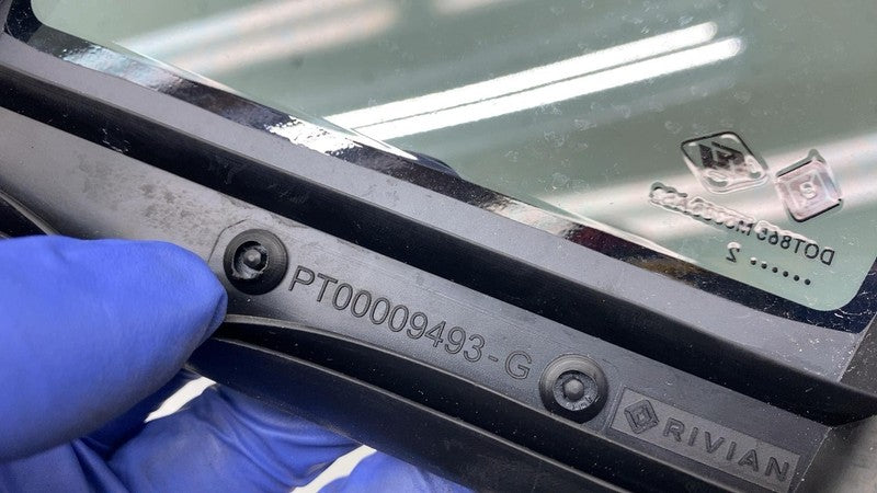 PT00009493 G 2022-2024 Rivian R1T R1S Passenger Side Door Corner Window Glass Right Assembly