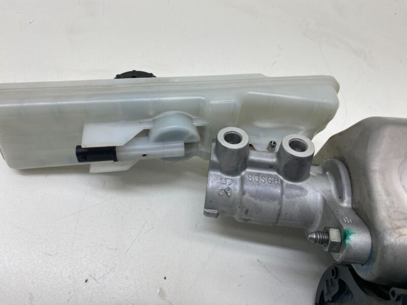 1044671 00 D ⭕ 2017-2023 Model 3 Power Brake iBooster Master Cylinder Reservoir 1044671-00-D
