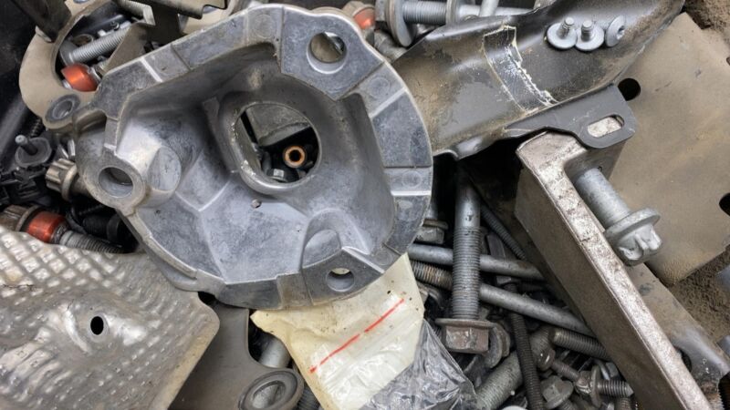 2011-2018 Porsche Cayenne Under Cover Pillar Cladding Shock Plate + SET of Bolt