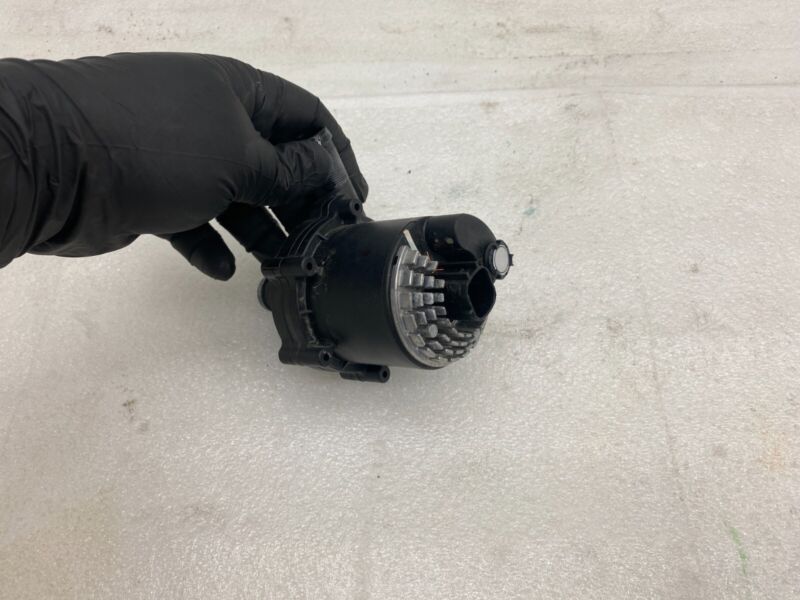 2012-2015 Tesla Model S MS Auxiliary Water Coolant Battery Cooling Pump Assembly