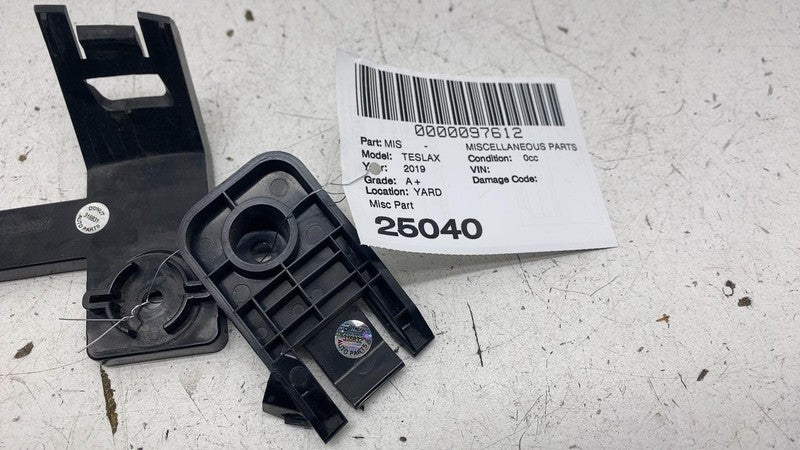 ⭕ 2016-2020 Tesla Model X Inner Right Side Headlight Lamp Bracket 1046