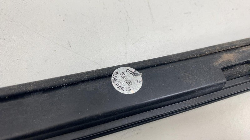 84923391 ⭕19-25 Chevrolet Silverado 1500 Front Right Door Window Glass Channel 84923391