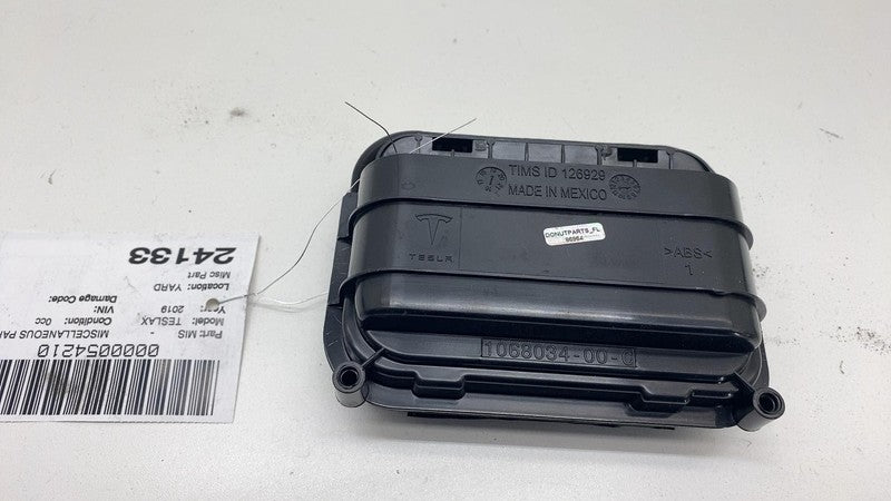 106803400C 2016-2020 Tesla Model X Rear Quarter External Air Shroud Vent Grille Extractor
