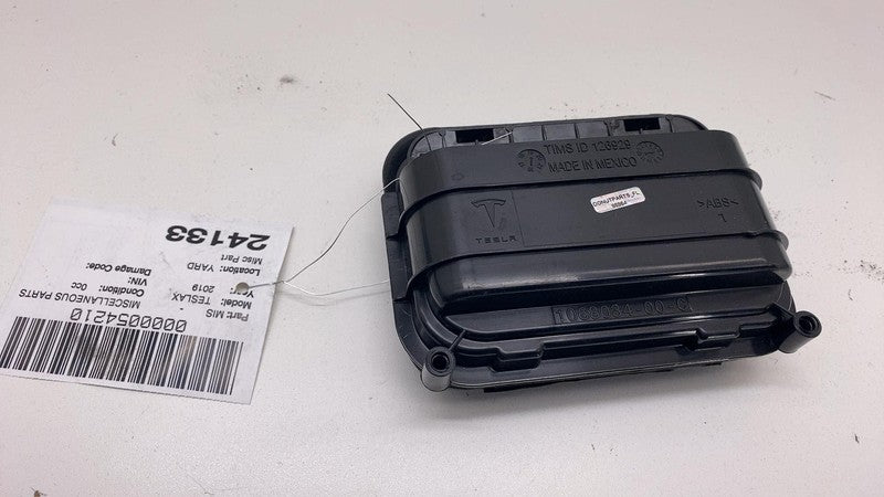 106803400C 2016-2020 Tesla Model X Rear Quarter External Air Shroud Vent Grille Extractor