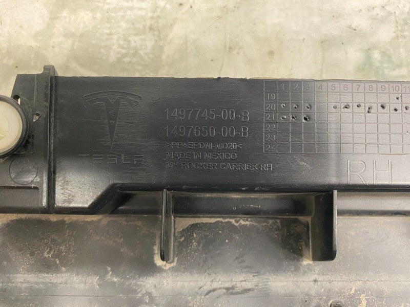 1497745 00 B ⭕ 20-24 Model Y Right Skirt Rocker Molding Panel Carrier Bracket RH 1497745-00-B