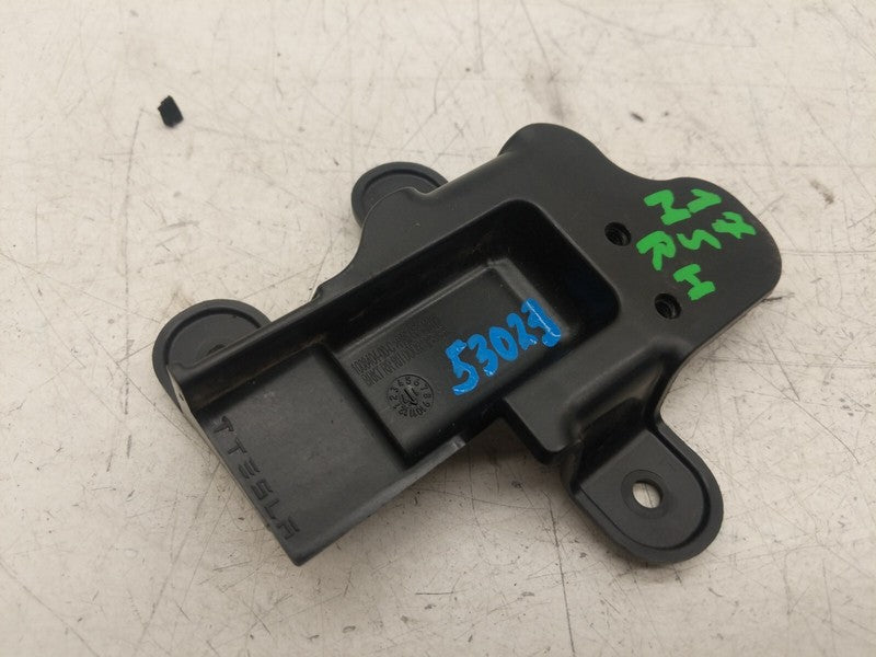 1008404-00-C ⭕ 12-20 Model S Rear Passenger Side Door Opener Mount Bracket Right 1008404-00-C