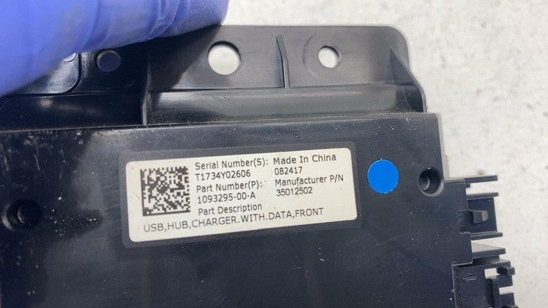 1093295 00 A 2017-2023 Tesla Model 3 Center Console Front USB Hub Charger Control Module OEM