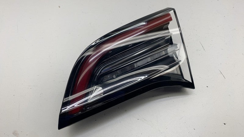 ⭕ 2017-2023 Model 3 Rear Right Inner Taillight LED Tail Lamp 3-Pin 107