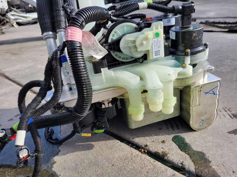 1549902 00 C 20-23 Model 3 Supermanifold Refrigerant Chiller & Coolant Reservoir 1547595-98-E