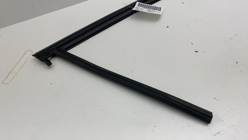 31108768 ⭕ 2021-2023 Polestar 2 Front Right Door Upper Weatherstrip Rubber Seal 31108768