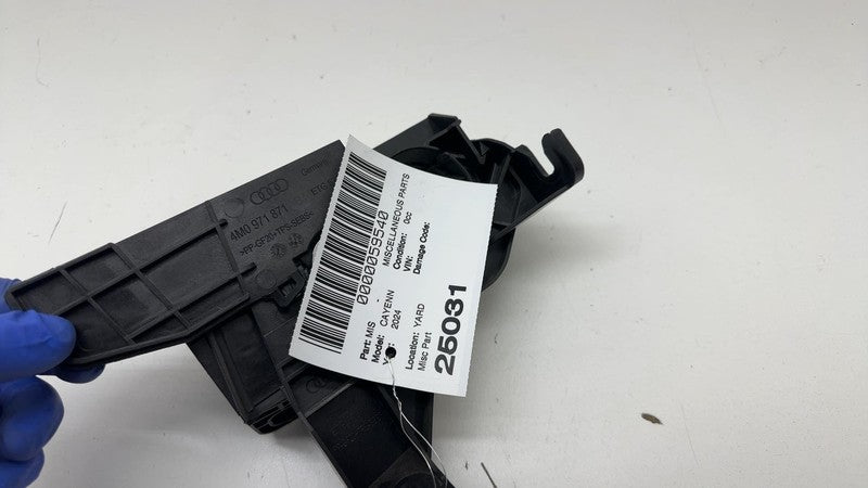 4M0 971 871 ⭕ 2024 Porsche Cayenne Front Right RH Cowl Water Box Grommet Bracket 4M0971871