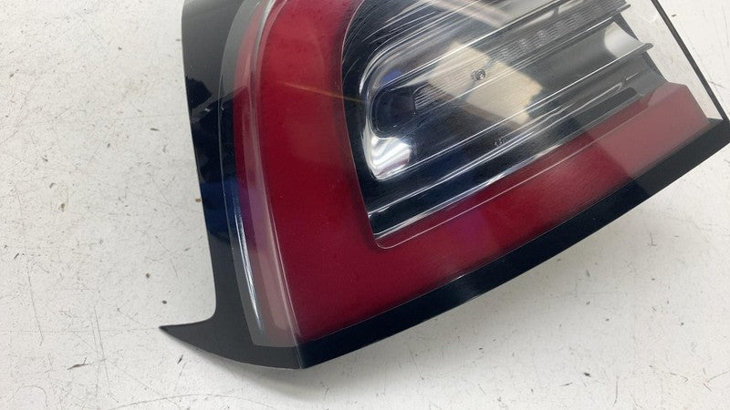 ⭕ 17-22 Model 3 Rear Left Outer Exterior Taillight Tail Lamp 3-Pin Red