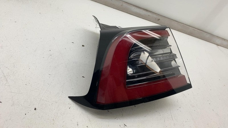 1077399 ⭕ 2017-2022 Tesla Model 3 Rear Exterior Taillight Outer Tail Lamp Left 1077397