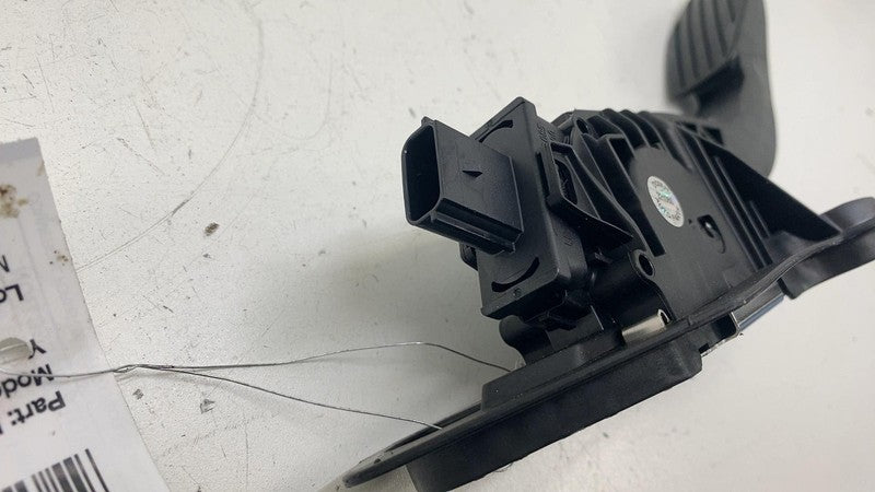 86561515 ⭕ 2019-2025 Chevrolet Silverado 1500 Front Accelerator Gas Pedal Sensor 86561515