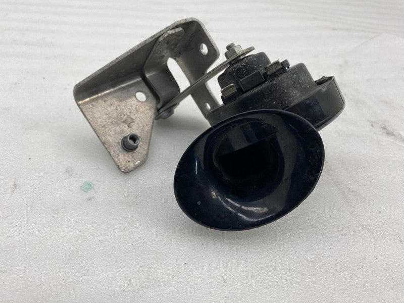 E1 0020046 ⭕ 12-20 Model S Seger Low Pitch Tone Horn 12V 410 Hertz w/ Bracket 6008607-00-B
