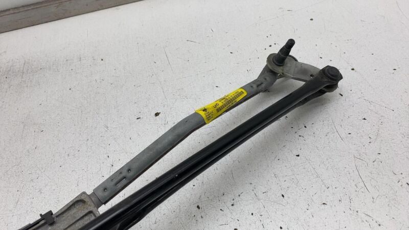 670007561 ⭕ 2017-2020 Maserati Levante Front Windshield Wiper Motor and Linkage 670007561