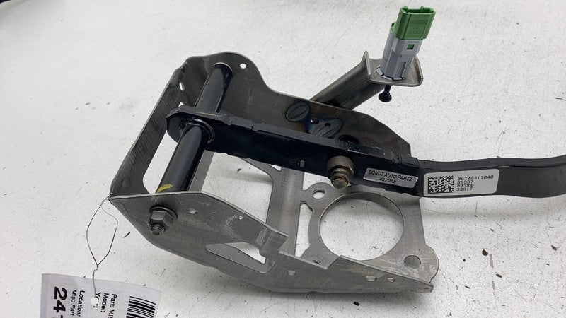 06700311040 ⭕ 2017-2020 Maserati Levante Front Brake Foot Stop Pedal w/ Bracket 06700311040