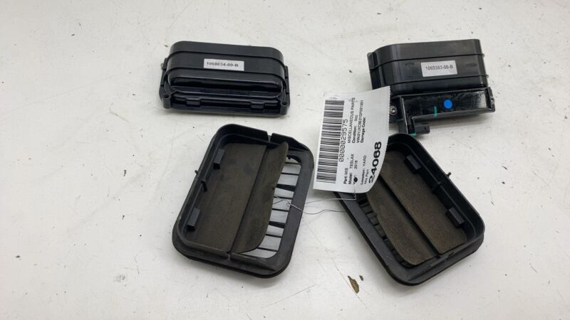 106938300B 16-20 Model X Quarter Panel Rubber Flap & Air Shroud Vent Extractor 1069383-00-B