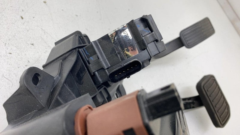 ⭕ 2020-2023 Tesla Model Y MY Accelerator & Brake Pedal Pad Assembly 11