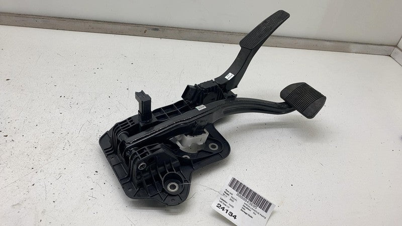 04581677AB 17-24 Chrysler Pacifica Front Stop Brake Pedal & Accelerator Throttle 04581677AB