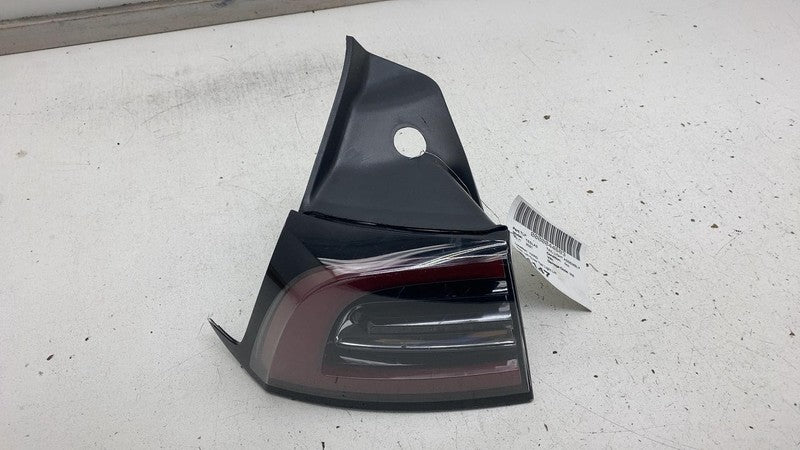 ⭕ 17-22 Model 3 Rear Driver Side Exterior Taillight Outer Tail Lamp Le