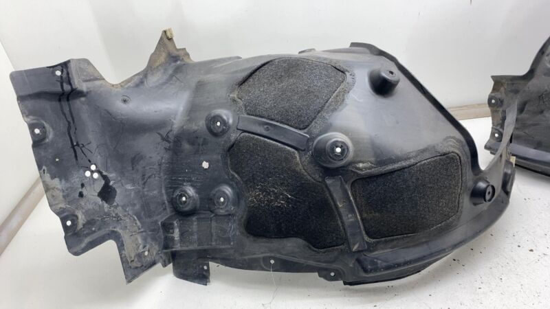 74850613 2018-2020 BMW 530E Front Passengrer Right Inner Fender Liner Splash Guard Shield