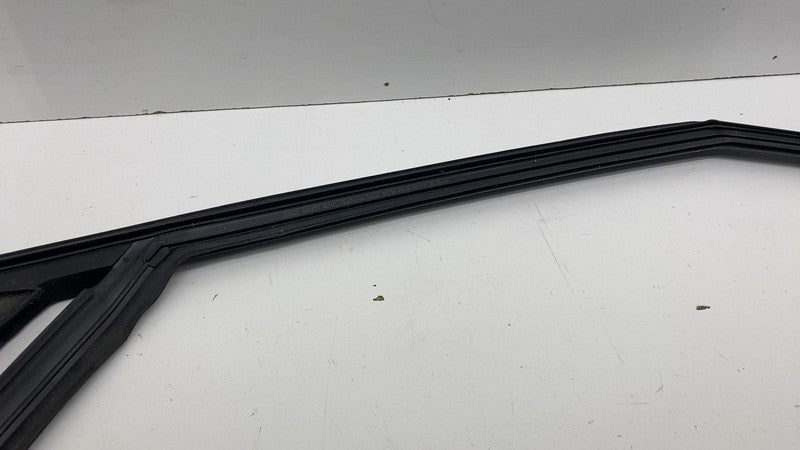 31108768 ⭕ 2021-2023 Polestar 2 Front Right Door Upper Weatherstrip Rubber Seal 31108768
