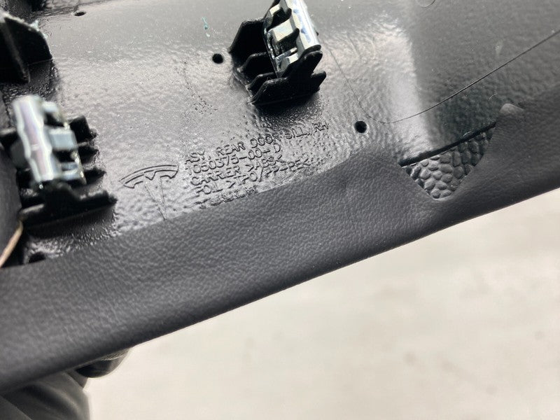 105037500D ⭕16-20 Tesla Model X Rear Passenger Side Door Sill Trim Cover Right 1050375-00-D