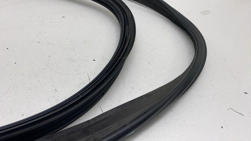 31662573 ⭕ 2021-2023 Polestar 2 Rear Trunk Tailgate Weatherstrip Rubber Seal OEM 31662573