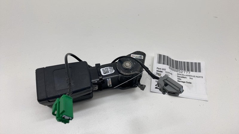 1592381 99 B 2021 2022 2023 2024 Tesla Model S MS Rear Passenger Side Seat Belt Buckle Right