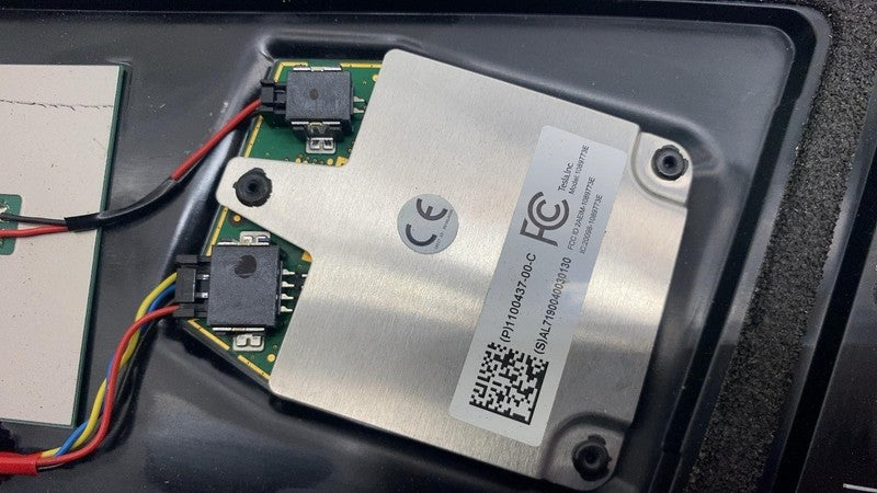 110043700C ⭕ 17-23 Model 3 Driver Side B-Pillar Applique Glass w/ Camera Left 1100437-00-C