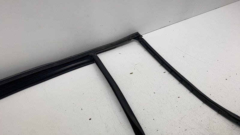 PT00002210 ⭕2022-2025 Rivian R1S Front Left Door Window Weatherstrip Run Channel PT00002210