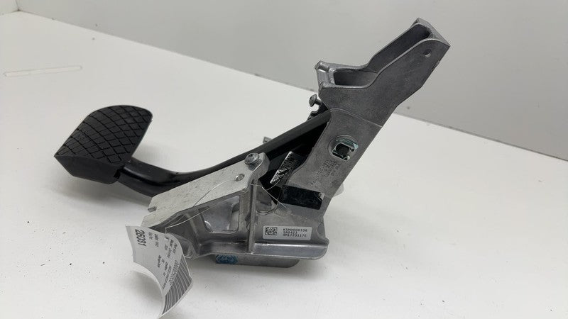 4M1.723.117.E ⭕ 2018-2024 Porsche Cayenne Brake Foot Stop Pedal w/ Mount Bracket 4M1723117E