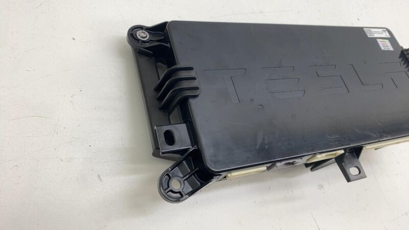 104390000E ⭕16-20 Model X Rear Body Chassis Control Module BCM TSTD w/ Bracket 1043900-00-E