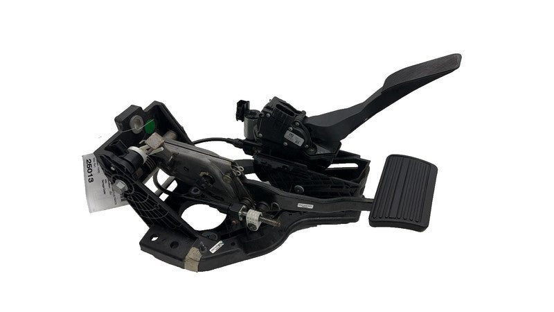 ⭕ 2016 Chevy Silverado 1500 Gas Accelerator and Brake Pedal Assembly 2