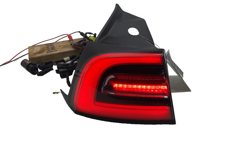 ⭕ 17-22 Model 3 Rear Left Outer Exterior Taillight Tail Lamp 3-Pin Red