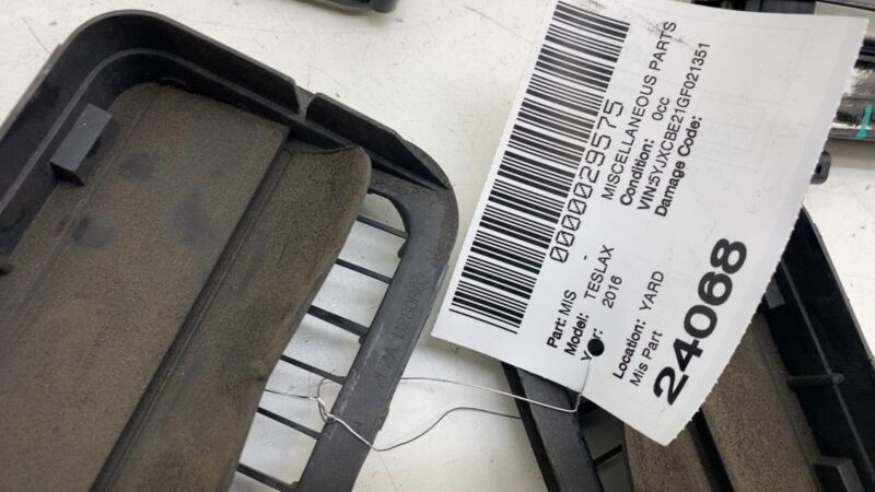 106938300B 16-20 Model X Quarter Panel Rubber Flap & Air Shroud Vent Extractor 1069383-00-B